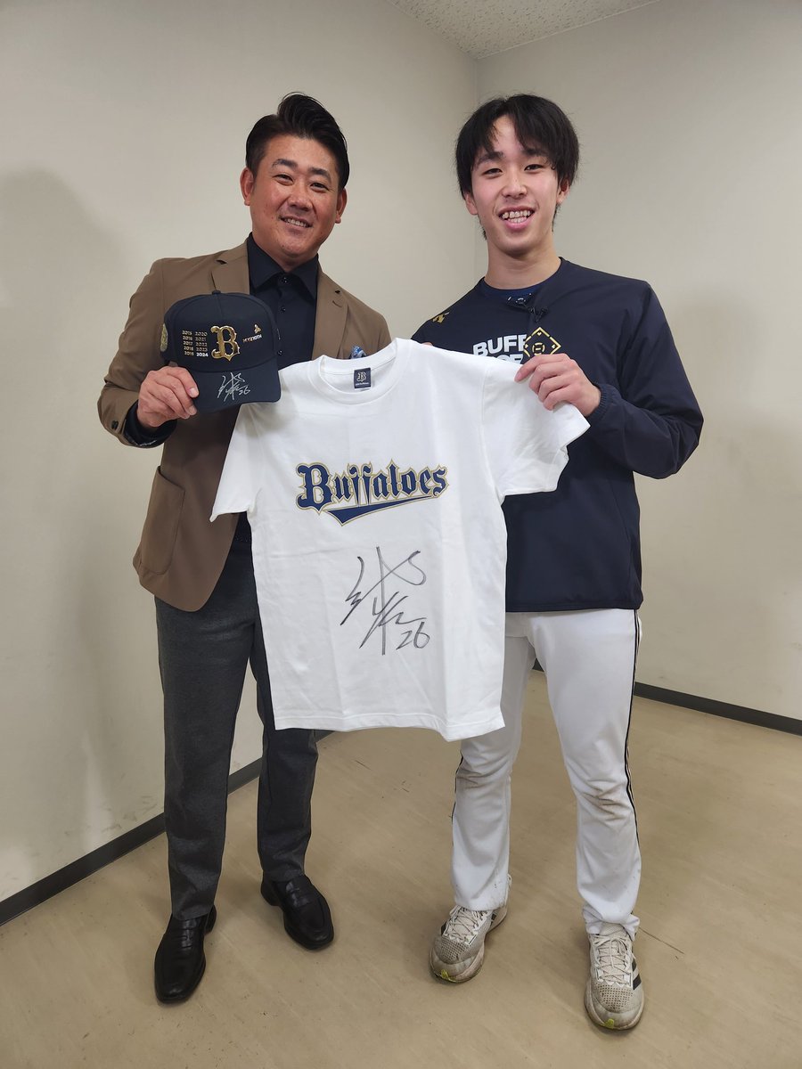 SponichiYakyu's tweet photo. 春季キャンプ恒例‼️

スポニチ評論家の #松坂大輔 さんから読者の皆さんにプレゼント🎵

今日は #オリックス。
ブレークが期待される #斎藤響介 投手のサイン入りキャップを２人に‼️

希望者はこのポストをリポスト&amp;フォローしてください⚾

あすの紙面にも応募方法掲載します‼️

#スポニチ #buffaloes https://t.co/zfEhMfCmJc