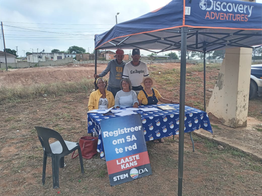 DAEasternCape's tweet image. 📌 Kariega (Uitenhage)

Our friendly activists are stationed at voting stations to assist you in registering, or confirming that you are registered correctly. 

Remember today is the last day of the voting registration weekend. Stations close at 5pm.
#RegisterToVoteDA #RescueSA