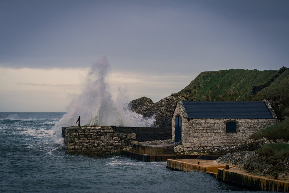 Ballintoy harbour. Powerful waves this weekend @WeatherAisling @barrabest @WeatherCee @angie_weather @Louise_utv @bbcweather @itvweather #GameOfThrones