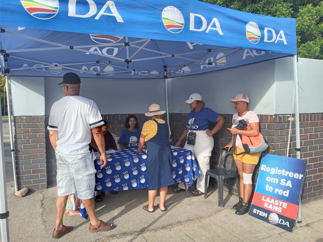 DAEasternCape's tweet image. 📌 Kariega (Uitenhage)

Our friendly activists are stationed at voting stations to assist you in registering, or confirming that you are registered correctly. 

Remember today is the last day of the voting registration weekend. Stations close at 5pm.
#RegisterToVoteDA #RescueSA