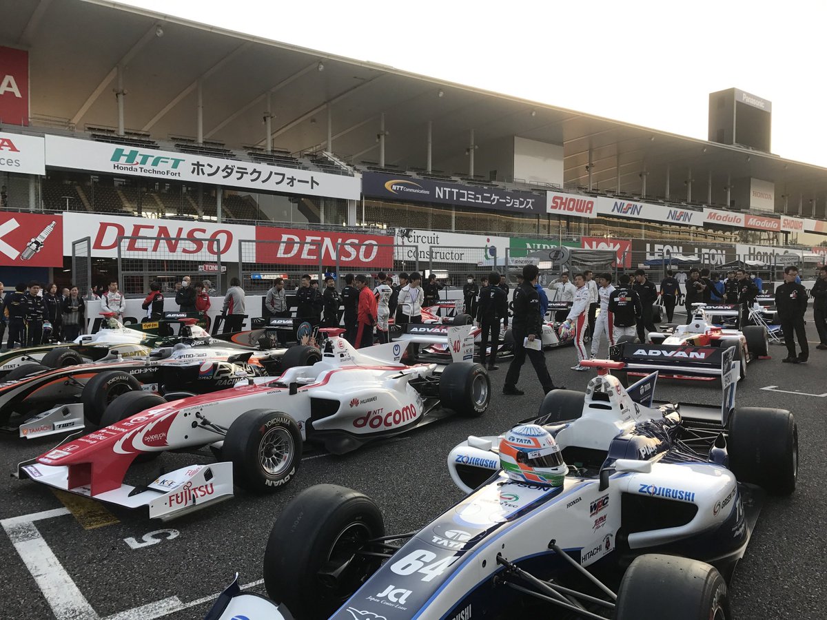 a32tomo's tweet photo. 人生初レース(2017年 Rd.1 鈴鹿)で撮った写真見返していたら、のじさんに見られてた笑
あっ、3年後からお世話になる者です🙏
#SFormula #SF14 https://t.co/xXafFaMmCA