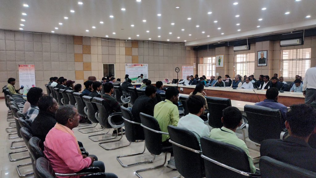 DGFT_RA_Nagpur's tweet photo. Export Outreach Program in Balrampur District, Chattisgarh on 02.02.2024 with District Collector, Shri. R. Ikka in collaboration with @IndiaPostOffice @mahabank GM DIC, Balrampur.  @DGFT_RA_Nagpur explaining the procedures on IEC Registration, @dgftindia Schemes for Exports. https://t.co/75pRWoELVG
