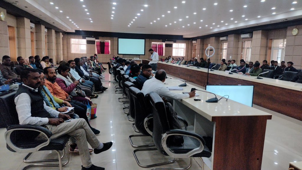 DGFT_RA_Nagpur's tweet photo. Export Outreach Program in Balrampur District, Chattisgarh on 02.02.2024 with District Collector, Shri. R. Ikka in collaboration with @IndiaPostOffice @mahabank GM DIC, Balrampur.  @DGFT_RA_Nagpur explaining the procedures on IEC Registration, @dgftindia Schemes for Exports. https://t.co/75pRWoELVG