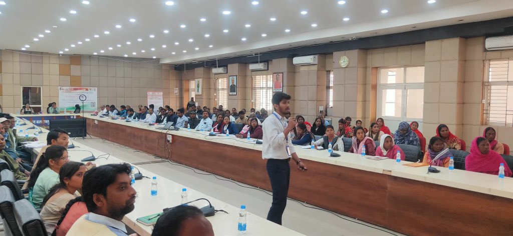 DGFT_RA_Nagpur's tweet photo. Export Outreach Program in Balrampur District, Chattisgarh on 02.02.2024 with District Collector, Shri. R. Ikka in collaboration with @IndiaPostOffice @mahabank GM DIC, Balrampur.  @DGFT_RA_Nagpur explaining the procedures on IEC Registration, @dgftindia Schemes for Exports. https://t.co/75pRWoELVG