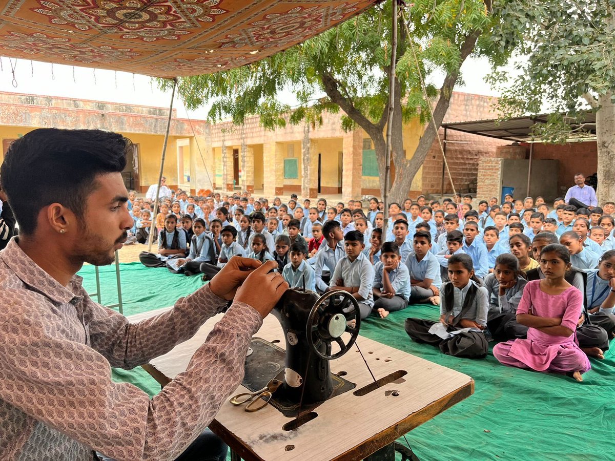 rajeduofficial's tweet photo. कौशल विकास बाल मेले का आयोजन 

प्रदेश के पीएम श्री विद्यालयों में 3 फरवरी को कौशल विकास बाल मेले का किया गया आयोजन 

शिक्षा को रोजगार से जोड़ने की सार्थक पहल के तहत उच्च प्राथमिक कक्षाओं के लिए रोजगारपरक शिक्षा के प��रति रुझान के लिए मेले का आयोजन । 

पीएम श्री विद्यालयों में विभिन्न प्रकार की हस्तकला , घरेलू उद्योग , प्लम्बर , मैकेनिक ,इलेक्ट्रीशियन , ब्यूटीशियन, कृषि आदि कार्यों से जुड़े व्यक्तियों को आमंत्रित कर विद्यार्थियों के सामने कौशल प्रदर्शन करवाया गया । 

#PMSHRI #education #rajasthan #kaushalvikas #SMSA #vocational