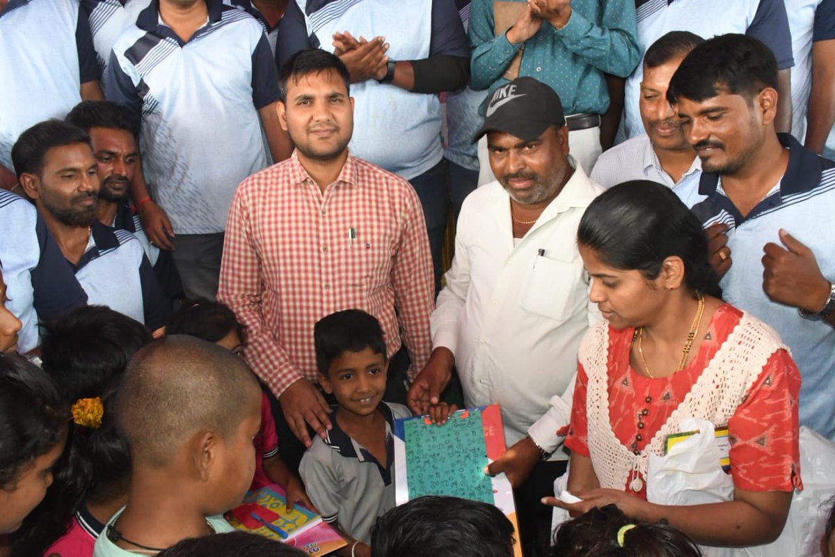 MgnregsChn's tweet photo. ನರೇಗಾ ನೌಕರರ ಸಂಘ, ಬೇರ್ ಫೂಟ್ ಟೆಕ್ನಿಷಿಯನ್ ಕೇಮಾಭಿವೃದ್ಧಿ ಸಂಘ ಹಾಗೂ ಹರದನಹಳ್ಳಿ ಗ್ರಾಮ ಪಂಚಾಯಿತಿ ಸಹಯೋಗದಲ್ಲಿ ಶನಿವಾರ ಆಯೋಜಿಸಿದ #ನರೇಗಾ_ದಿವಸ ಕಾರ್ಯಕ್ರಮವನ್ನು
ಮಾನ್ಯ ಮುಖ್ಯ ಕಾರ್ಯ ನಿರ್ವಾಹಕ ಅಧಿಕಾರಿಗಳು ಕಾರ್ಯ ಕ್ರಮವನ್ನು ಉದ್ಘಾಟಿಸಿದರು. https://t.co/fMamqqEKyf
