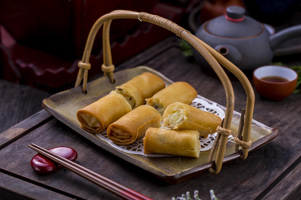 🌿#StartofSpring, the first #solarterm of the year, begins today. In #Shanghai, people observe the custom of 'biting the spring' by eating spring rolls😋, which feature thin sheets of fried dough stuffed with seasonal vegetables and meat. #InShanghai