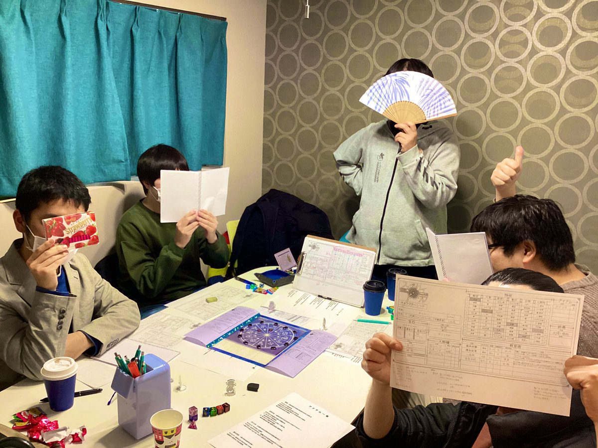 monodraco's tweet photo. 机に広がるホロスコープシート🌟
星と宝石と人形のRPGスタリィドール【鬼は外 もしくは内】卓です✨

PLの皆さんは初めてのスタリィドールだそう💎
今からメインフェイズ…‼️という場面でした☺️

各々判定など頑張りたい💪との事👏

ご協力有難うございます📸
#モノドラコ https://t.co/MlHp1cydsg
