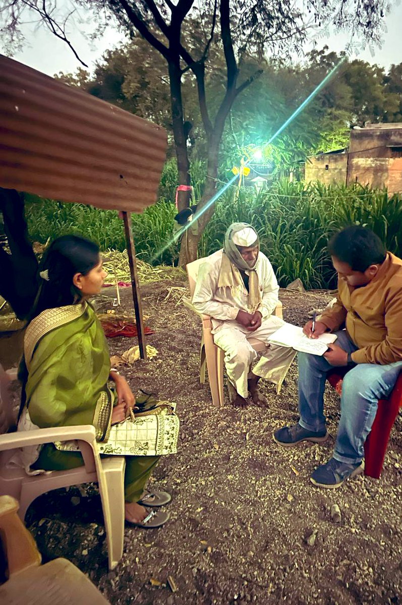 iAbhinayD's tweet photo. And yes, I remain skeptical of digital devices and continue to jot down my notes. 📝
#RuralReporting #Maharashtra #Journalism https://t.co/ywERM79QZk
