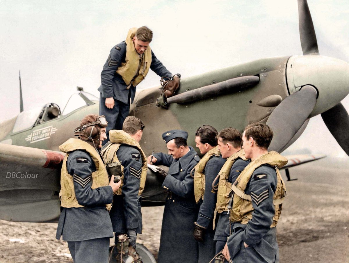 colour_history's tweet photo. Pilots of 65 Squadron &amp; Spitfire YT-O (P 7856) at Tangmere on 4 February 1941, on the wing is Sgt Peter G. Rose &amp; l-r: Sgt Chalmers, Sgt David C. Mitchell, Int.Officer, F/O Brendan "Paddy" Finucane, F/O Ronald G. Wigg (NZ), Sgt Harold C. Orchard.
Chalmers &amp; Wigg survived the war https://t.co/mCbZcmdCcs