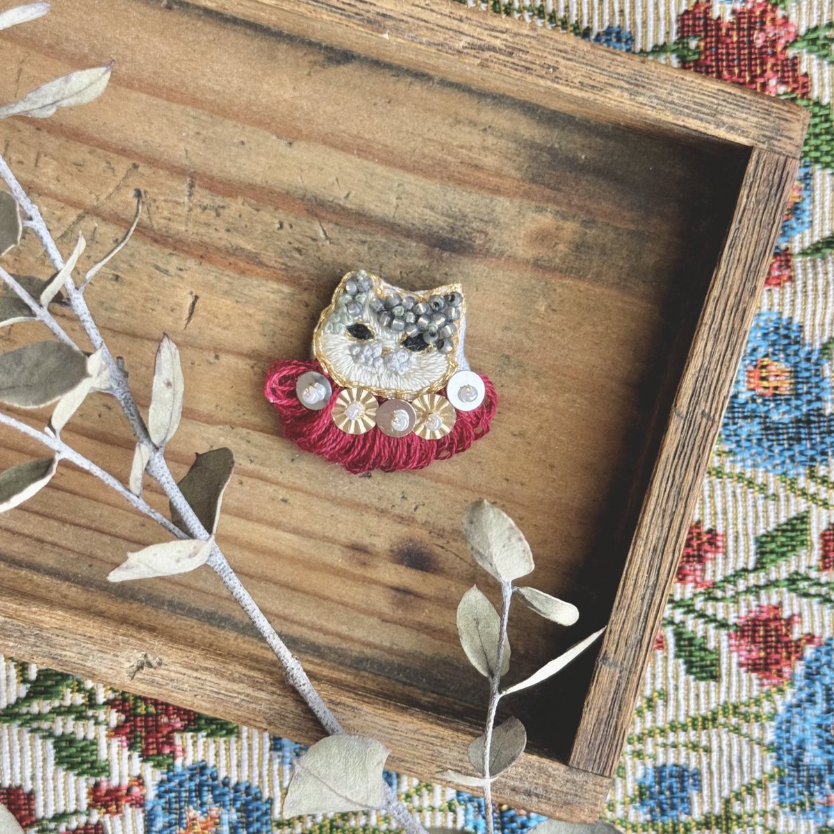 kyaopp's tweet photo. グレー×白ねこ🐈🧣🩶✳︎

寒くなると、なぜかつい目がいってしまう
レッドカラー👀❄️🍂

#刺繍アクセサリー
#Creema
#BASE
#みんなこういう赤が好きなんでしょ https://t.co/uefBJSkqBu