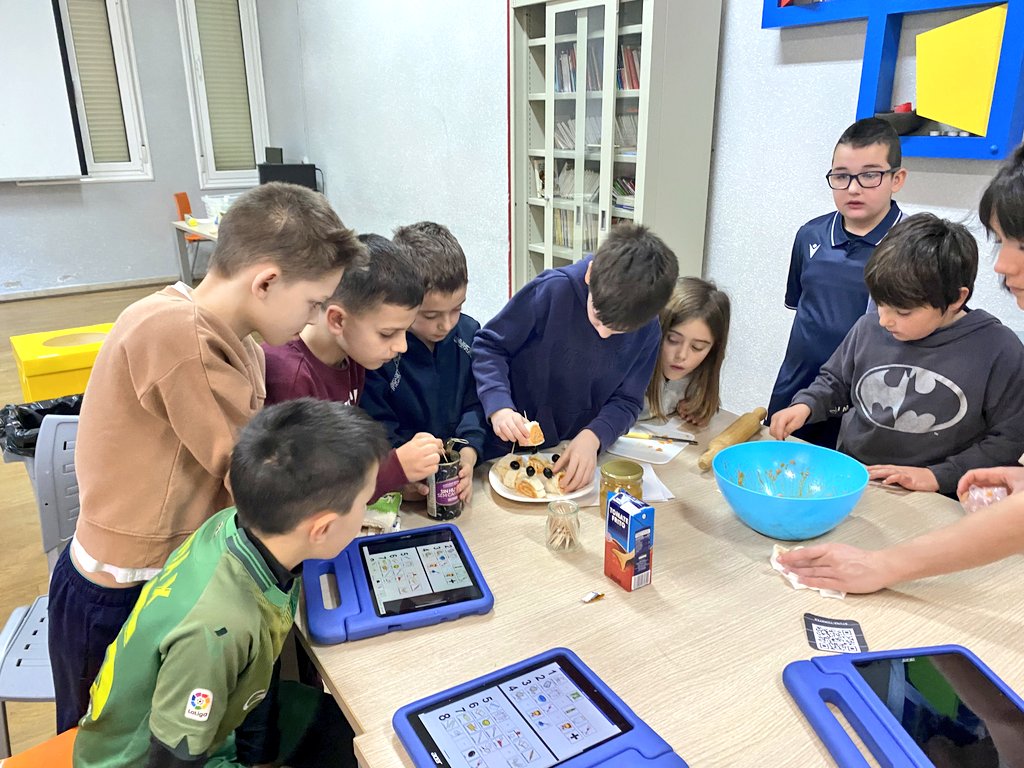 beasaingosalle's tweet photo. @gautenagipuzkoa gelako lagunek, pintxo goxo-goxoak sukaldatzen erakutsi digute 3. mailako ikasleoi! Hamaiketako ederra izan da, eskerrik asko lagunak! 
#aniztasuna
#integrazioa https://t.co/zkEzsARDiU