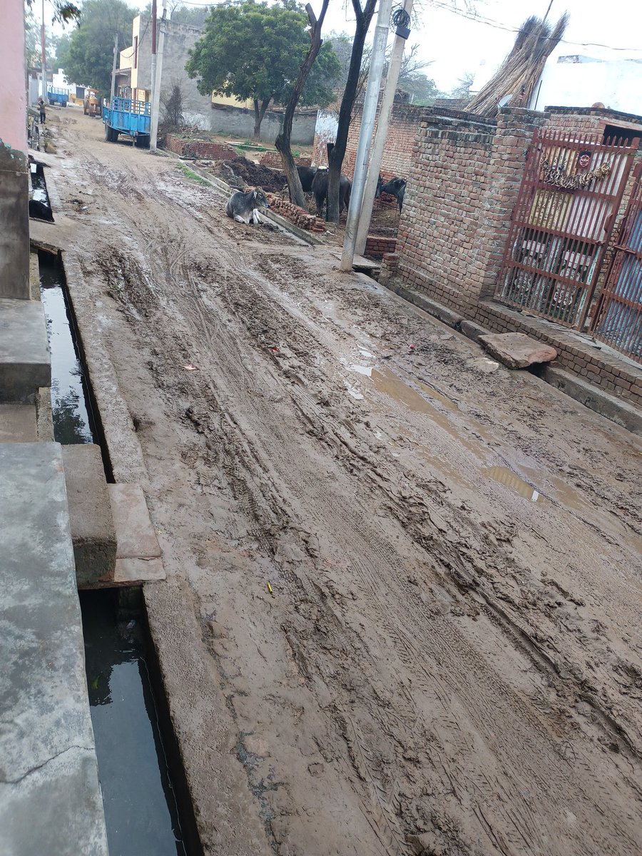 ppsgodhar's tweet photo. डबल इंजन की सरकार में मेरे गांव सूरज (तहसील मांट) का जबरदस्त विकास......
IGRS पर केंद्र एवं राज्य सरकार से शिकायत डालने के एक वर्ष बाद भी कोई बदलाव नहीं।
इन्फ्रास्ट्रक्चर डेवलपमेंट की बड़ी बड़ी बातें, परिणाम शून्य @myogiadityanath @UPGovt @dreamgirlhema @MoRD_GoI @BJP4UP https://t.co/kOBkUEPgeK
