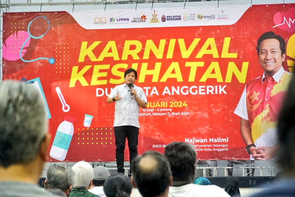 NajwanHalimi's tweet photo. 27 Januari 2024

Menyantuni warga Shah Alam di Karnival Kesihatan DUN Kota Anggerik anjuran Pejabat Ahli Dewan Negeri Kota Anggerik di Seksyen 11.

Acara tahunan ini dilaksanakan bertujuan menyediakan perkhidmatan saringan kesihatan asas secara percuma kepada masyarakat Shah Alam khususnya warga emas dan kelompok B40.

Ujian mamogram dan saringan barah pangkal rahim turut ditawarkan kepada wanita berusia 30 tahun ke atas selain pemeriksaan mata secara percuma dan peluang membuat cermin mata murah.

Pada acara sama, saya turut menyerahkan sumbangan Back To School kepada anak-anak yang mendaftar di bawah skim Tabung Warisan Anak Selangor (TAWAS) dan baucar Jom Shopping! kepada para penerima warga emas kelahiran bulan Januari.