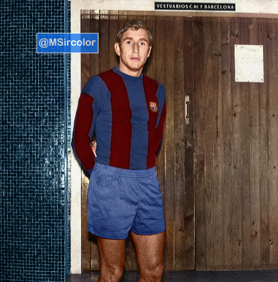MSircolor's tweet photo. Foto coloreada de Carlos"#Charly" #Rexach Cerdá, posa delante del vestuario del @FCBarcelona en el #NouCamp. Su legado incluye jugar en 1ª división durante 18 temp (64-81) y estando en la dirección deportiva fue el que le firmó el icónico contrato a #Messi en una servilleta. https://t.co/jCnq4vv4xM