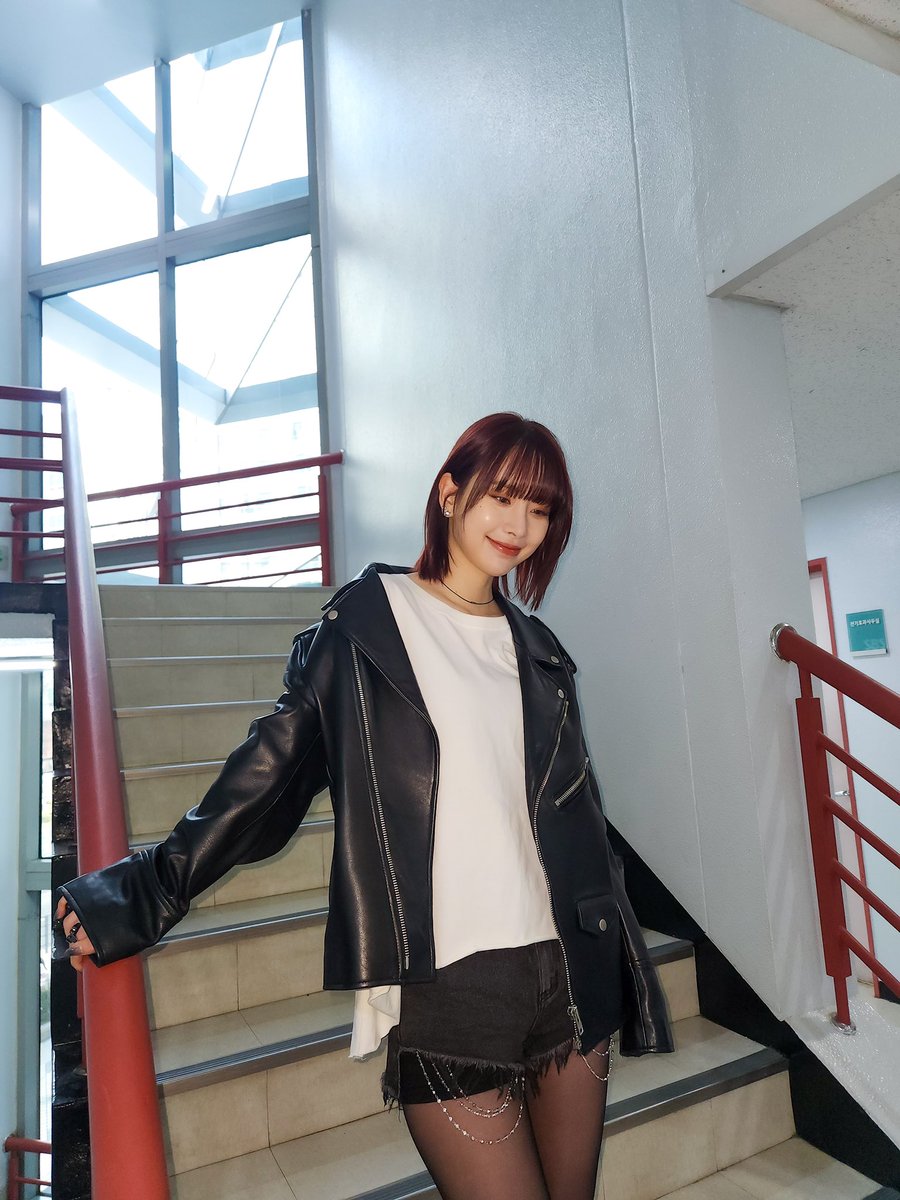 WJSN_Cosmic's tweet photo. [📷] 
240204 #SBS #인기가요 

우정만의 아기 락스타🤟💗

#설아 #SEOLA
#Without_U #INSIDEOUT 
#우주소녀 #WJSN 
#오늘의_우주복👭 https://t.co/5eQBYihuzS