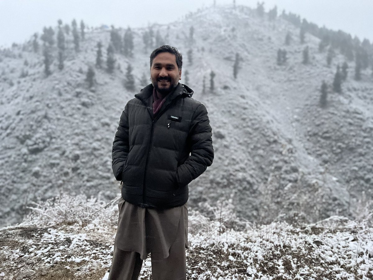idrees_PMS's tweet photo. Khwazakhela and shangla road wd state bank buddies and the long awaited snowfall ❄️ 
#swat
#snowfall https://t.co/MUWJAWfwEL