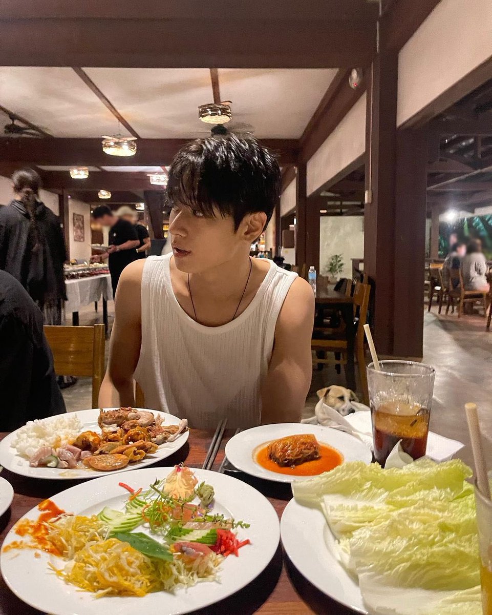 puicks's tweet image. gf who orders everything and bf who eats everything his gf orders.