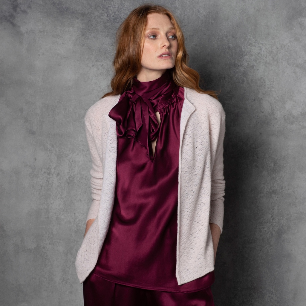 When it comes to choosing quality, investment pieces-the first thing we look for is quality material. 

#quietluxury #luxury #luxuryfabrics #cashmere #silk 

l8r.it/t8YG