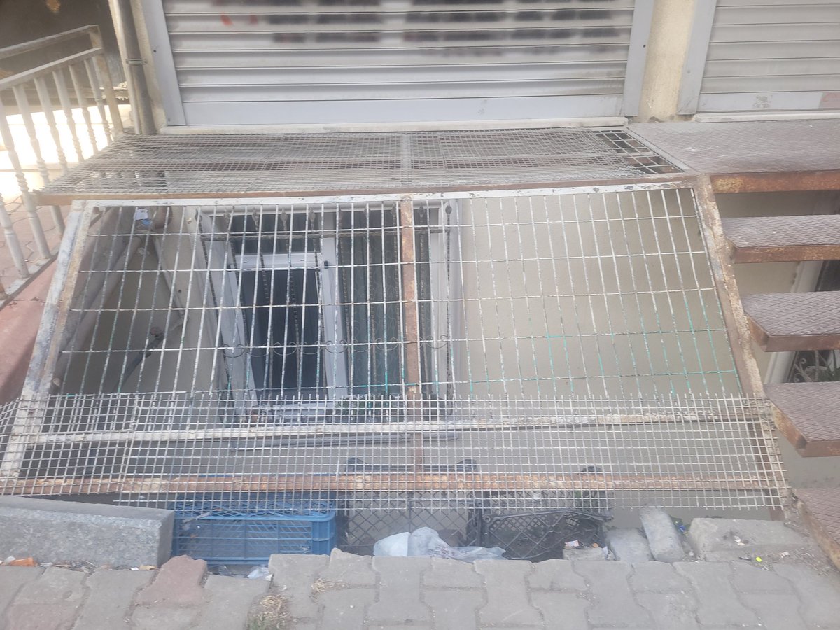 Birde diyorlarki  devlet kurumlarina güvenmelisin Adalet var kanun var diyorlar doğru paran  ve dayın varsa bu ülkede işlerin yolunda gider #Esenyur_kaymakamı kaymakamı vatandaşın sorunlarini engelliyerek savunuyor tebrikler esenyurt kaymakamligı.