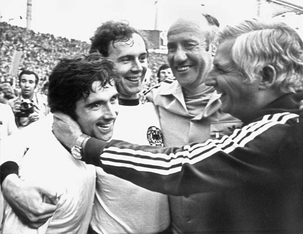 1974 Dünya Kupası final maçı sonrası. Beckenbauer da diğerleriyle birlikte artık.❤️🙏 #JuppDerwall #FranzBeckenbauer