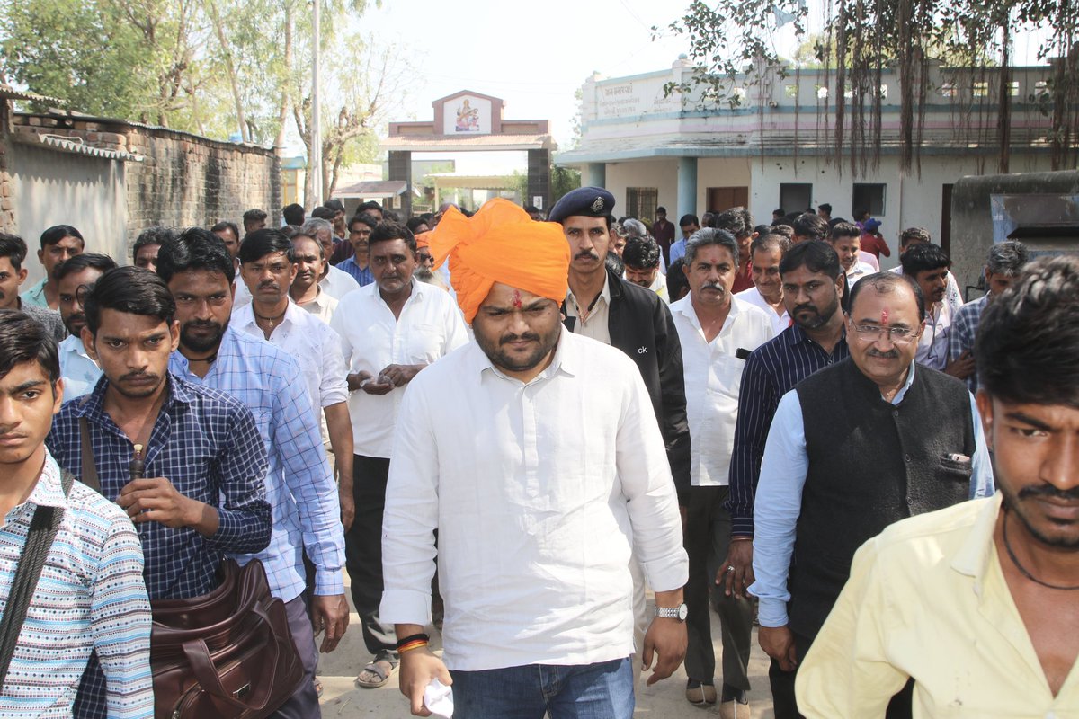HardikPatel_'s tweet photo. आज मांडल तहसील के मानपुरा गांव में 51 लाख रुपये के विकास कार्यों का भूमि पूजन और उद्घाटन किया गया। 23 लाख रुपये की लागत से तैयार होने वाले ट्यूबवेल का उद्घाटन, 17 लाख रुपये की लागत से तैयार होने वाली पानी की टंकी, 7 लाख रुपये की सीवेज लाइन और 4.25 लाख रुपये की आरसीसी सड़क का भूमि पूजन किया। इस अवसर पर बड़ी संख्या में उपस्थित ग्रामीणों को संबोधित किया। भाजपा विकास कार्यों में जाति या गांव नहीं बल्कि सबका साथ-सबका विकास के मंत्र को साकार करने के लिए काम करती हैं।