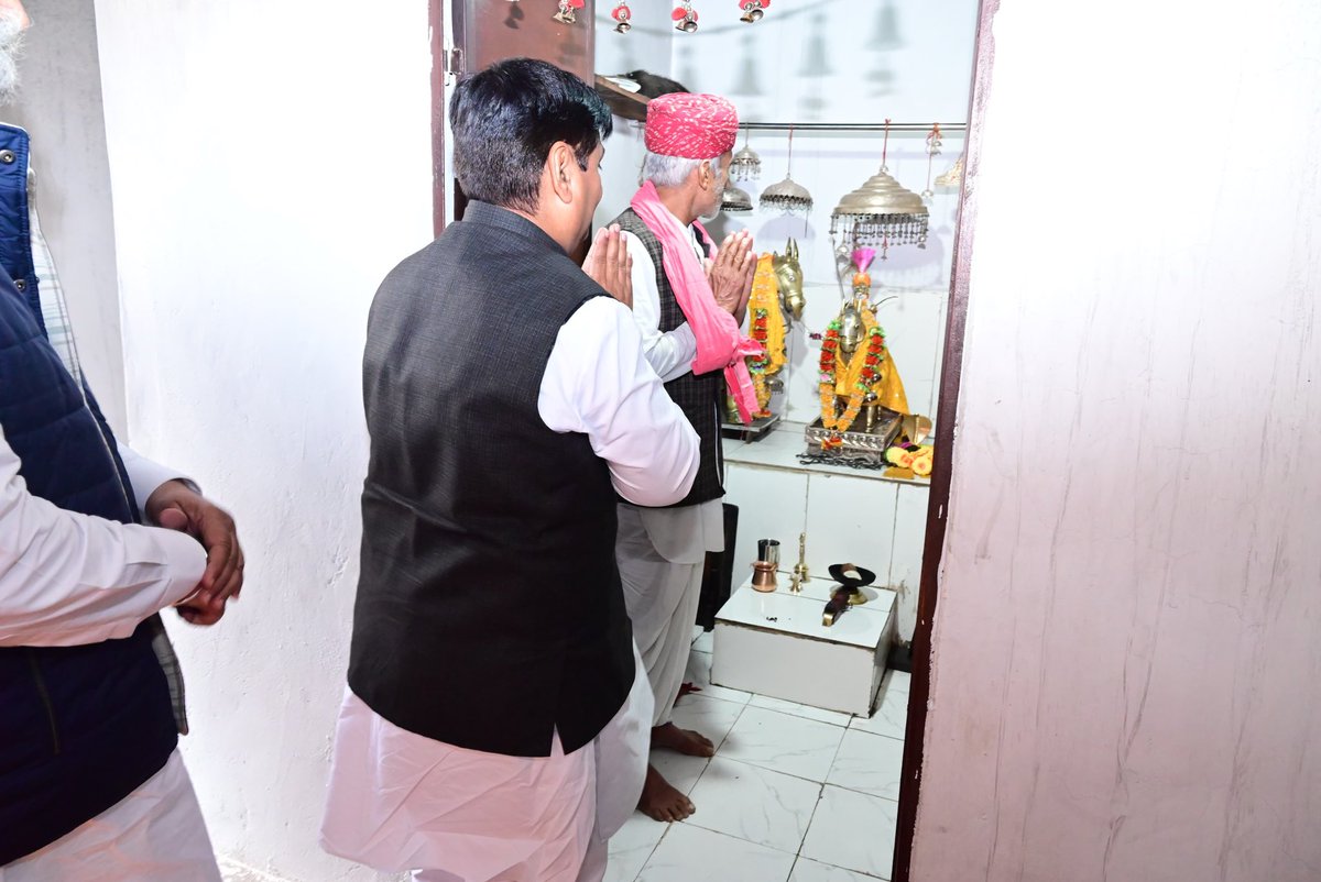 GovindDotasra's tweet photo. सुरा रो सूर तेजो लीलण पे असवार
शक्ति थारी सराहणा पूजे जग संसार 🙌

आज नागौर की पावन भूमि खरनाल में लोक देवता श्री वीर तेजाजी महाराज के मंदिर में दर्शन और पूजापाठ का सौभाग्य मिला।

#तेजाजी_महाराज से सबके कल्याण और खुशहाली की कामना की।

#जय_वीर_तेजाजी #JaiTejaji #Kharnal https://t.co/4es85B92kt