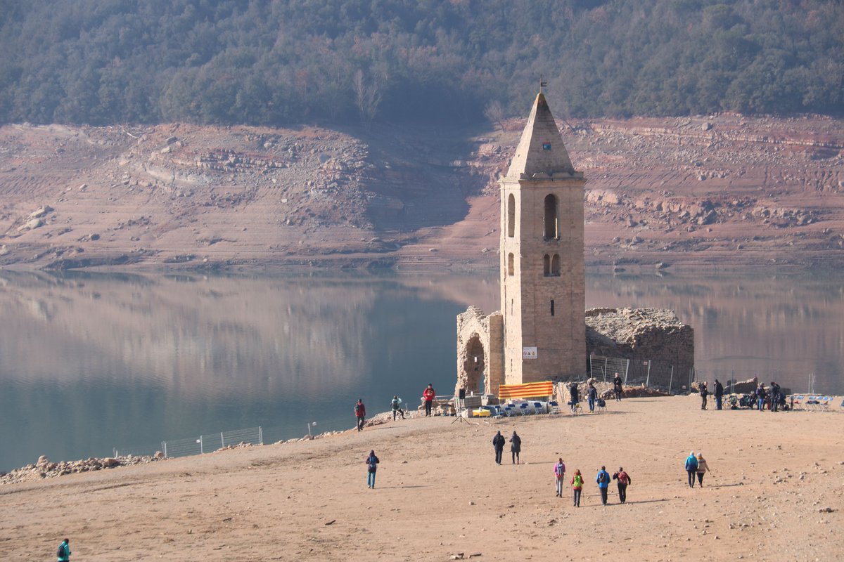gerardserra's tweet photo. Catalunya debe ser la única tierra del mundo en la cual las reservas hídricas se miden con una iglesia que fue construida hace mil años. Actualmente estamos en plena sequía. https://t.co/fSMkZ9eYWj