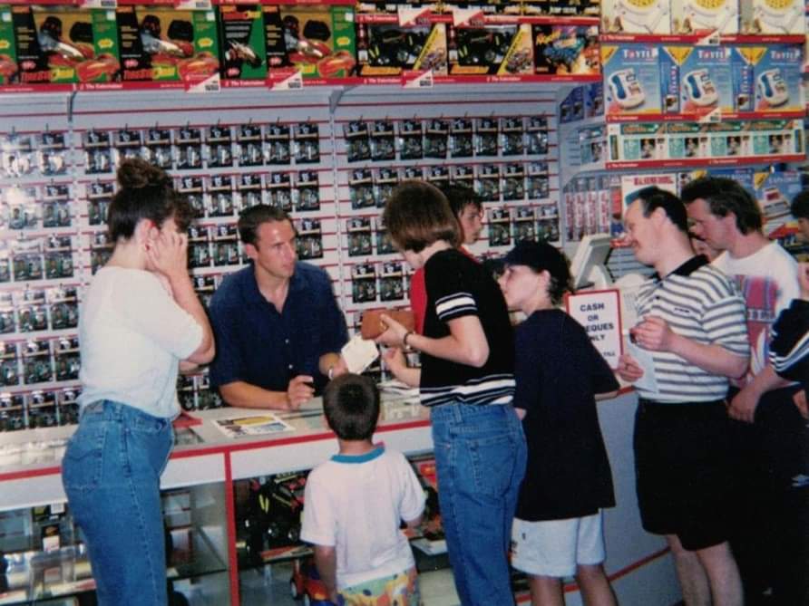 CorinthianHead's tweet image. Future @England manager Gareth Southgate signing Corinthian figures ✍️

#90sFootball #Corinthian #FootballFigures #Memorabilia #FootballMemorabilia