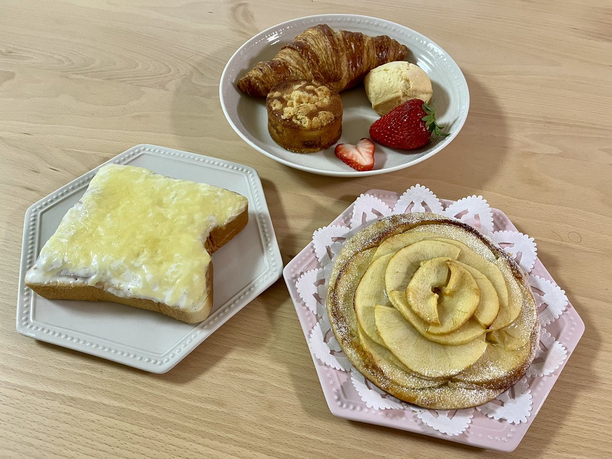rexy178's tweet photo. 海老名グリーンセンターで完熟海老名いちごをゲットした後パティスリータダシヤナギ本店へ🏃‍♂️

絶品クロックムッシュが再登場してます❣️

焼きたてのパンは本日過去最高の美味しさでした✨

バレンタインに生チョコフランボワーズ味を堪能🎵

#美味しすぎるパン　#現代の名工　#タダシヤナギ　#本店 https://t.co/cyE6Gd2RSm
