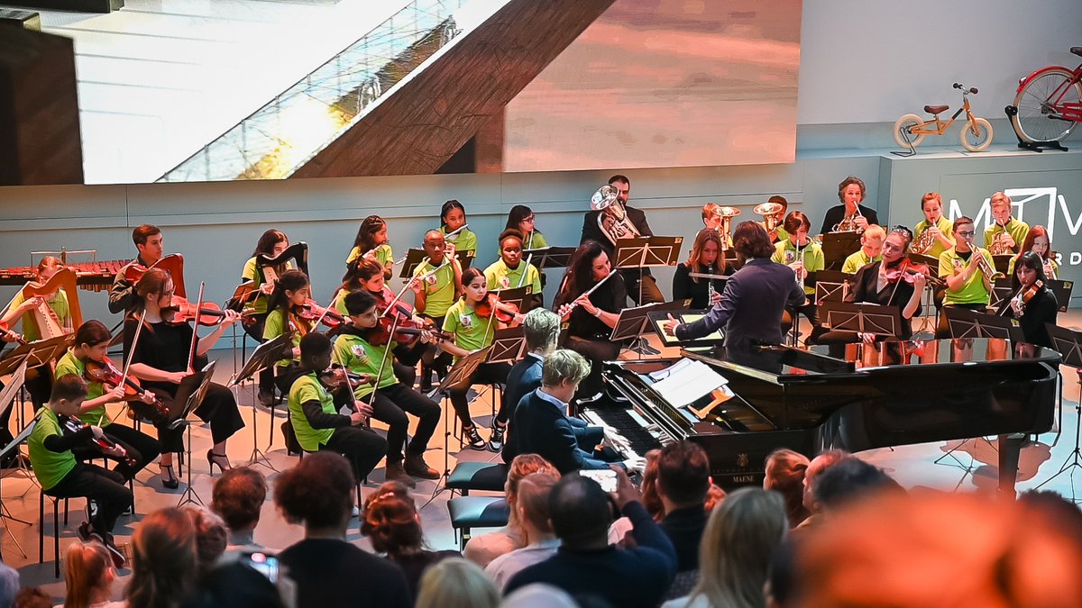 Wat een geweldig #concert was het zaterdag: Wijktalentorkest Noord uit #Amsterdam trad op met de pianobroers Arthur en Lucas Jussen! Lees er hier meer over: leerorkest.nl/wijktalentorke… #muziekonderwijs #muziekeducatie #leerorkest