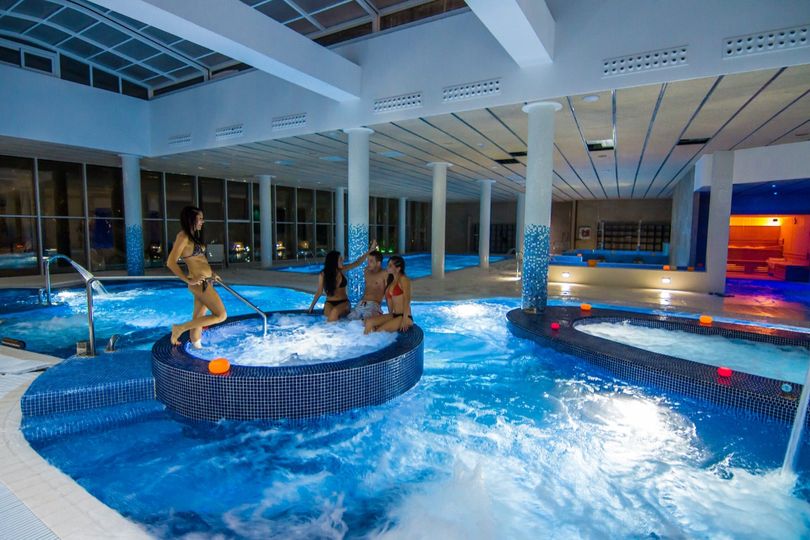 En <a href="/fitur_madrid/">FITUR</a> se ha conocido 'Magic World', la nueva marca de Marina D'Or tras el cambio de dueños por #GrupoFuertes y <a href="/hoteles_magic/">Magic Hotel Group</a>
El nuevo complejo turístico tendrá 3 hoteles, 5 restaurantes temáticos y el mayor Thalaso de toda Europa