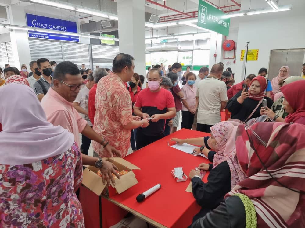Penyerahan baucar Jom Shopping Tahun Baru Cina 2024 DUN Semenyih kepada 400 penerima berdaftar yang layak bertempat di Econsave Bandar Rinching