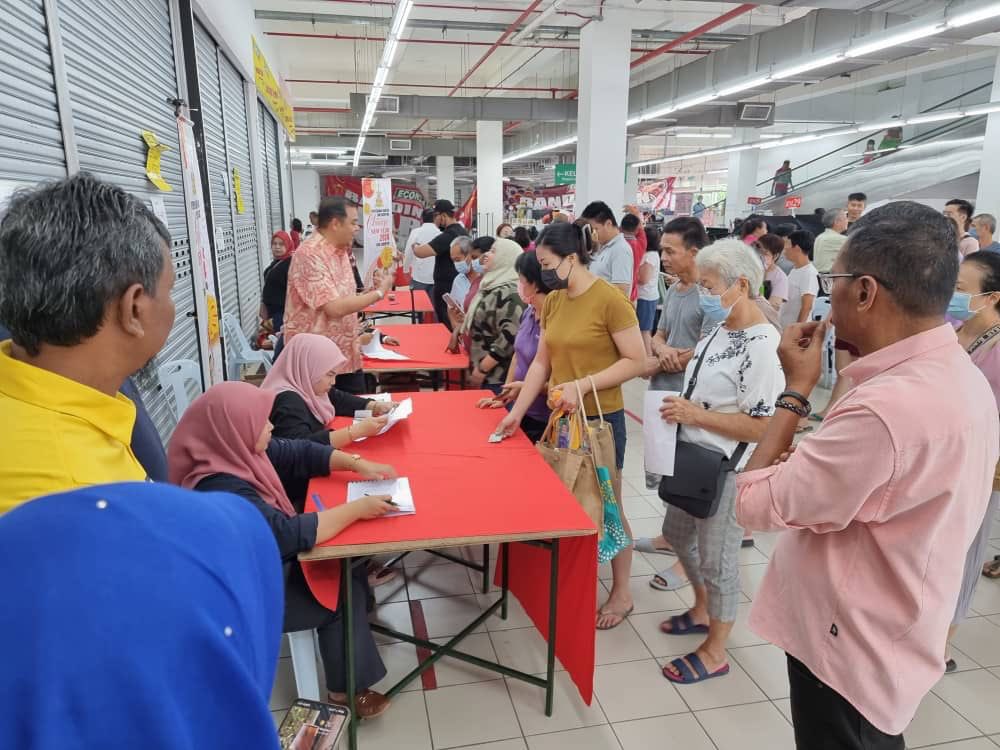 JohanAbdAziz's tweet photo. Penyerahan baucar Jom Shopping Tahun Baru Cina 2024 DUN Semenyih kepada 400 penerima berdaftar yang layak bertempat di Econsave Bandar Rinching https://t.co/bXhAMs1hm2