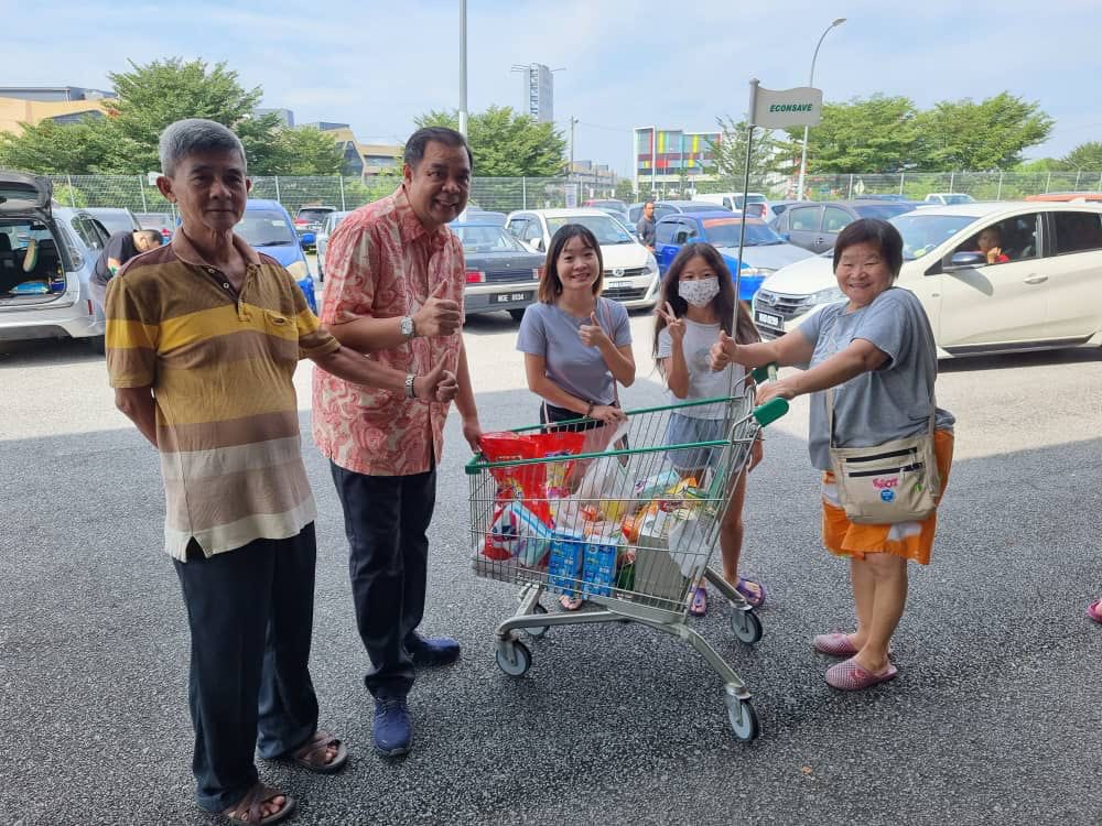 JohanAbdAziz's tweet photo. Penyerahan baucar Jom Shopping Tahun Baru Cina 2024 DUN Semenyih kepada 400 penerima berdaftar yang layak bertempat di Econsave Bandar Rinching https://t.co/bXhAMs1hm2