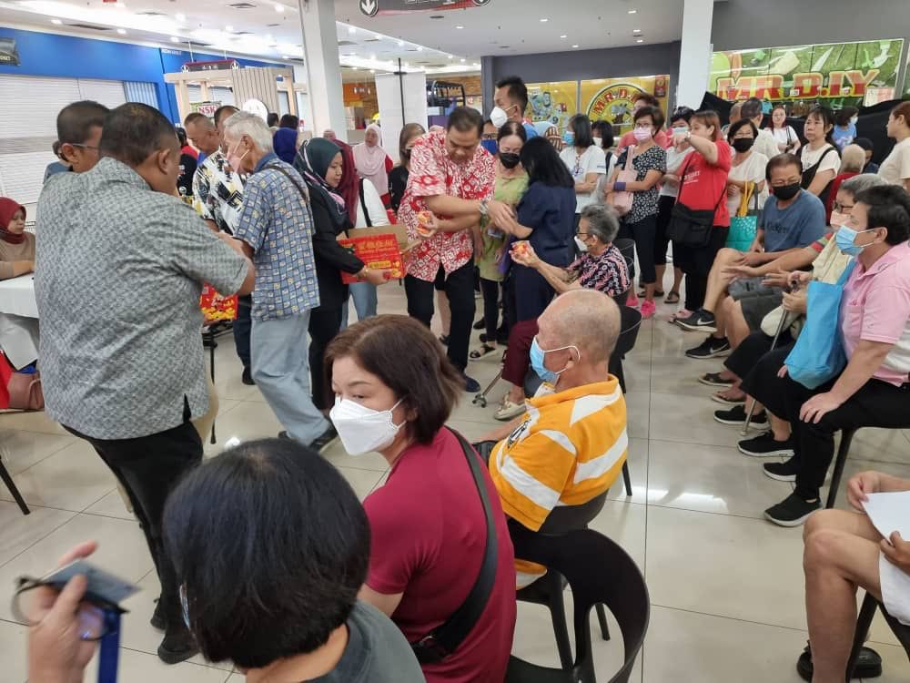 JohanAbdAziz's tweet photo. Penyerahan baucar Jom Shopping Tahun Baru Cina 2024 DUN Semenyih kepada 400 penerima berdaftar yang layak bertempat di Econsave Bandar Rinching https://t.co/bXhAMs1hm2