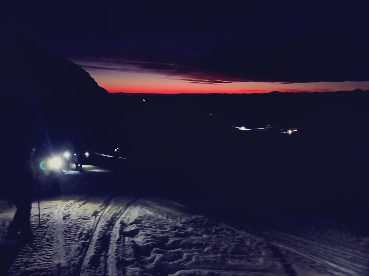lubon72's tweet photo. In notturna con le ciaspole, un cielo sereno,  una buona cena al rifugio e un bel gruppo...
Gli ingredienti per una bella serata!
Unica nota stonata la temperatura un po' troppo mite per la stagione (8° alle 22 a 1.800m)... https://t.co/M0Y5GVn3kD