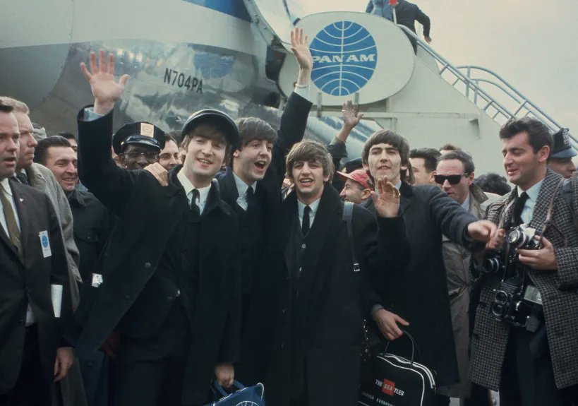 BeatlesArchive2's tweet photo. Feb. 7, 1964, The #Beatles arrive at New York https://t.co/pn9nslV94C
