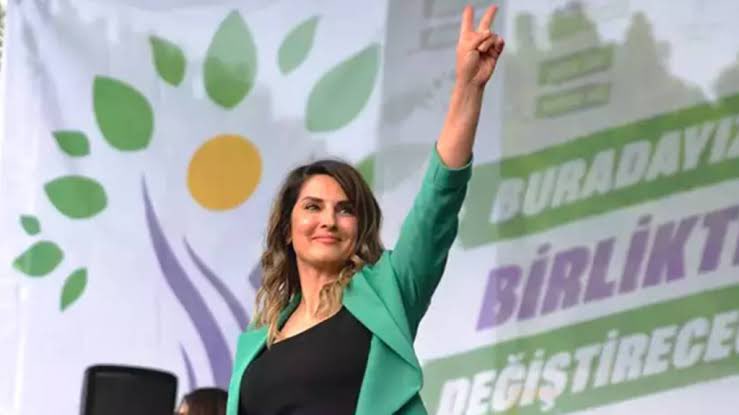 Beni bilen biliyor ben CHP’den şaşmadım ama İstanbul’a artık kadın bir belediye başkanı gelmeli oyum sn Başak Demirtaş’a tüm CHP’lilere sesleniyorum  gelin sizde sn Başak Demirtaş’a oyunuzu verin oylarınızı bölmeyin…