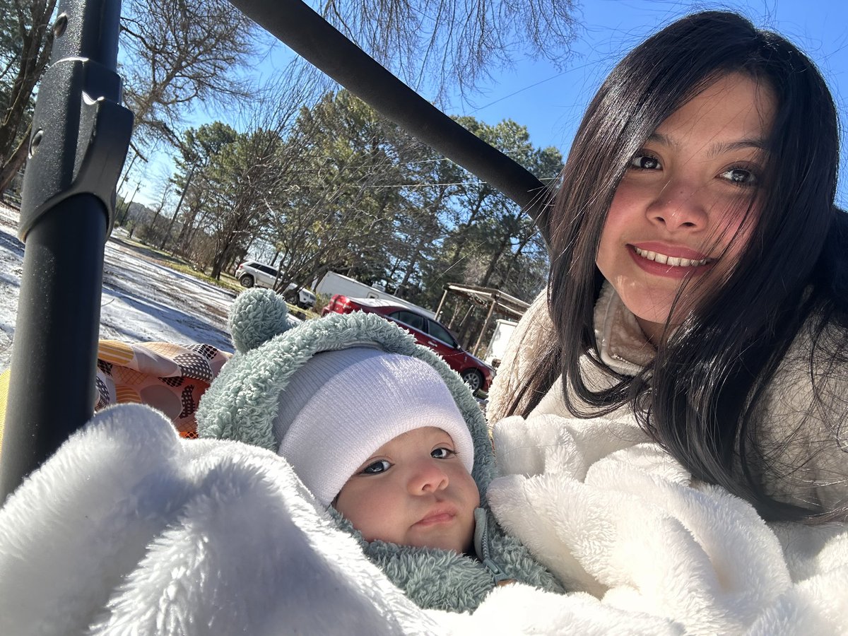 diana54trrz's tweet photo. My babies 1st snow (ice) day 🥶❄️💙🤍 https://t.co/pGTrq145WC