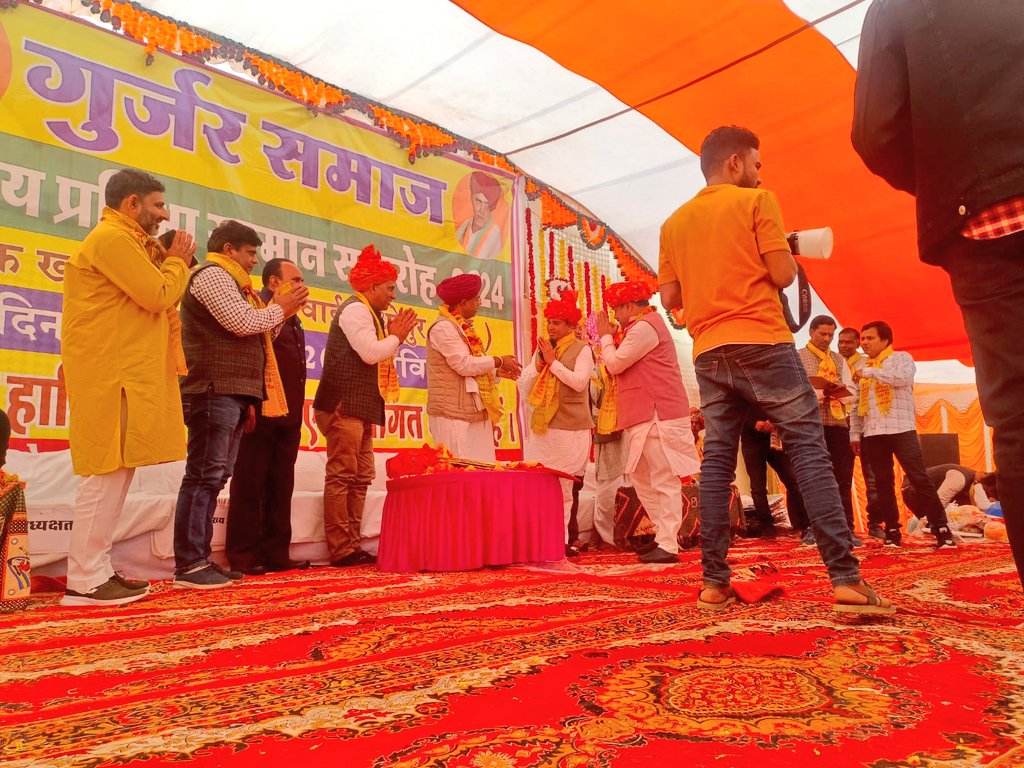 VijaySBainsla's tweet photo. आज #खंडार में समाज के होनहार युवाओं व बच्चों के प्रतिभा सम्मान समारोह में भाग लिया। उभरती प्रतिभाओं को देखकर मन प्रफुल्लित हो गया - समाज सही दिशा में जा रहा है और समाज अपनी प्रगति के साथ-साथ #राजस्थान की प्रगति में भी कंधे से कंधा मिलाकर अग्रसर हो रहा है - सरकारी नौकरियों में अपना योगदान देते हुए और बाकी विषयों में भी सकारात्मक पहलू निभाते हुए राजस्थान के साथ-साथ #भारत को भी प्रगति के मार्ग पर लेकर जाने में अपनी भूमिका सहर्ष निभा रहा है #गुर्जर_समाज। 

आयोजकों का बहुत-बहुत धन्यवाद और इसके साथ-साथ माताओं-पीताओं को भी #बारंबार_नमन जिन्होंने विषम परिस्थितियों के बावजूद अपने बच्चों को पढ़ाया लिखाया और अव्वल दर्जे का व्यक्तित्व दिया।

जय हिंद।

@narendramodi @JPNadda @AmitShah @JoshiPralhad @ArunSinghbjp @VasundharaBJP @BhajanlalBjp @KumariDiya @DrPremchandBJP @cpjoshiBJP @chshekharbjp @PMOIndia @BJP4India @BJP4Rajasthan @JitenGothwal