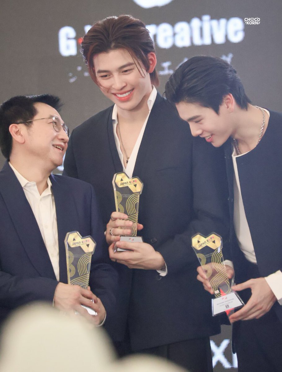 naravitaminz's tweet photo. look at how big nara is in between phuwin and p'tha 🥹🥹🥹 https://t.co/FgeHhYCbMf