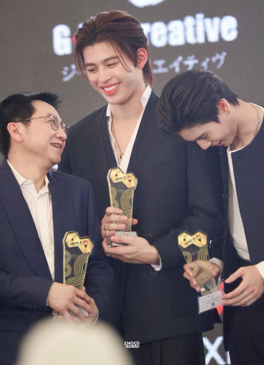 naravitaminz's tweet photo. look at how big nara is in between phuwin and p'tha 🥹🥹🥹 https://t.co/FgeHhYCbMf