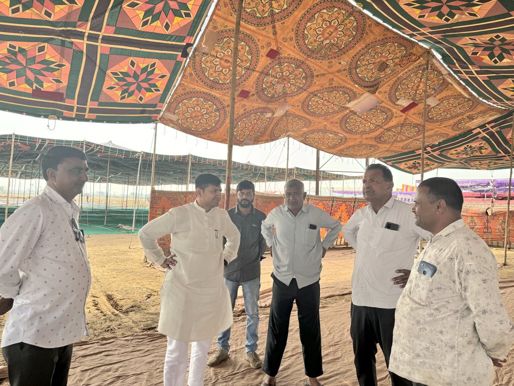 pravinmalibjp's tweet photo. ડીસા તાલુકાના માલગઢ ખાતે માળી સમાજ દ્વારા યોજાનારા 23મા સમૂહ લગ્નોત્સવ સ્થળની મુલાકાત કરી ચાલી રહેલી તૈયારી��ની સમીક્ષા કરી.
સમૂહ લગ્નોત્સવ સમિતિના સભ્યો અને સમાજના આગેવાનો સાથે ચર્ચા વિચારણા કરી.
#Deesa #banaskantha #Gujarat #mla #BJP #Mali #MaliSamaj #merrage https://t.co/Dy2JzLhMPb