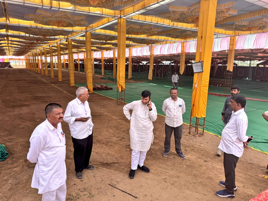 pravinmalibjp's tweet photo. ડીસા તાલુકાના માલગઢ ખાતે માળી સમાજ દ્વારા યોજાનારા 23મા સમૂહ લગ્નોત્સવ સ્થળની મુલાકાત કરી ચાલી રહેલી તૈયારી��ની સમીક્ષા કરી.
સમૂહ લગ્નોત્સવ સમિતિના સભ્યો અને સમાજના આગેવાનો સાથે ચર્ચા વિચારણા કરી.
#Deesa #banaskantha #Gujarat #mla #BJP #Mali #MaliSamaj #merrage https://t.co/Dy2JzLhMPb