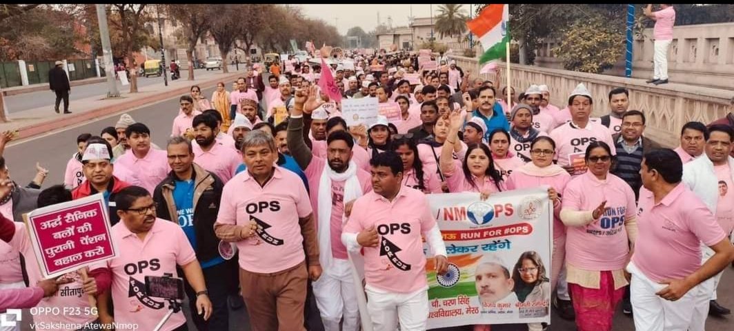 AshokKumar1174's tweet photo. "ख़ुद ही बनो मीडिया, ख़ुद ही बनो अख़बार,
अपने मुद्दों और मांगों का, ख़ुद ही करो प्रचार,,।"

#RunForOPS का आगाज़ पेंशन पुरुष 
@vijaykbandhu
 जी की अगुवाई में हो चुका है।
अंबेडकर पार्क गोमती नगर लखनऊ से, https://t.co/hCbfydWAET