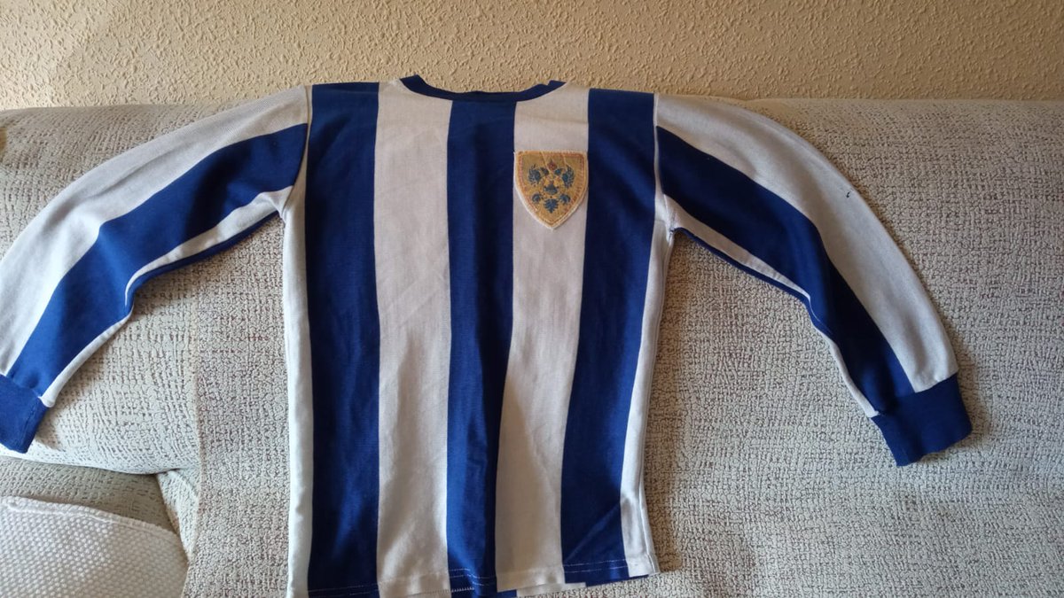 historiadelTala's tweet image. Por qué somos blanquiazules ??

Camiseta de la temporada 1975/76. 
En el capítulo IV. El color fue blanquiazul, desvelaremos los orígenes de los colores que visten al actual CF Talavera de la Reina en el próximo libro, los 100 años de fútbol talaverano