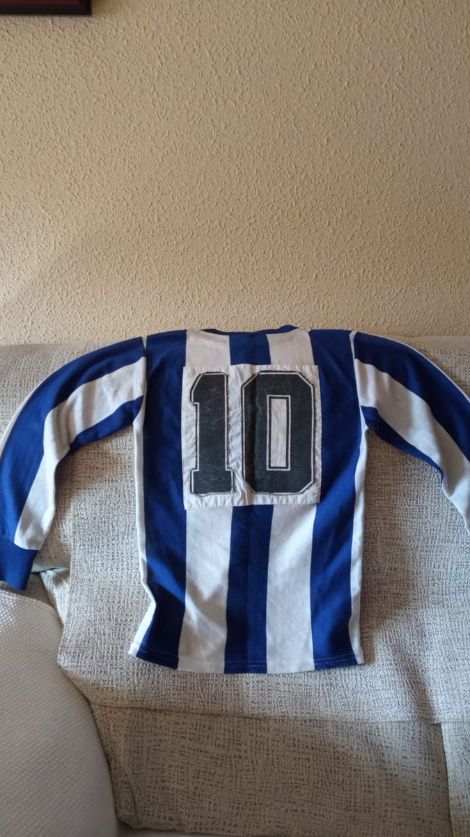 historiadelTala's tweet image. Por qué somos blanquiazules ??

Camiseta de la temporada 1975/76. 
En el capítulo IV. El color fue blanquiazul, desvelaremos los orígenes de los colores que visten al actual CF Talavera de la Reina en el próximo libro, los 100 años de fútbol talaverano