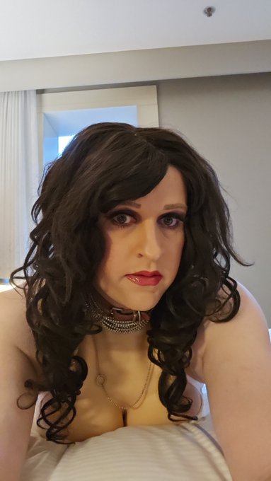 Who wants to join me in my hotel room? 😈🔒  @MissSummerJane says I have to suck your cock 🤷🏻&zwj;♀️ https://t<a class="tags" href="/tag/misssummerjane">@misssummerjane</a>