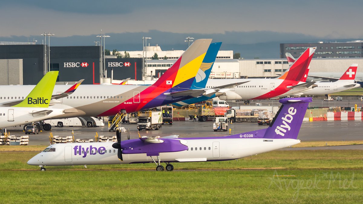 AvgeekMel's tweet photo. Today's #ThrowbackThursday is to a little @flybe Dash 8 G-ECOR seen in front of some colourful tails at @HeathrowAirport back in May 2022 before the airline ceased operations in Jan 2023. Photo taken from a #runwayview room at @renheathrow #aviation #planespotting #flybe https://t.co/fjqSqNwFfQ